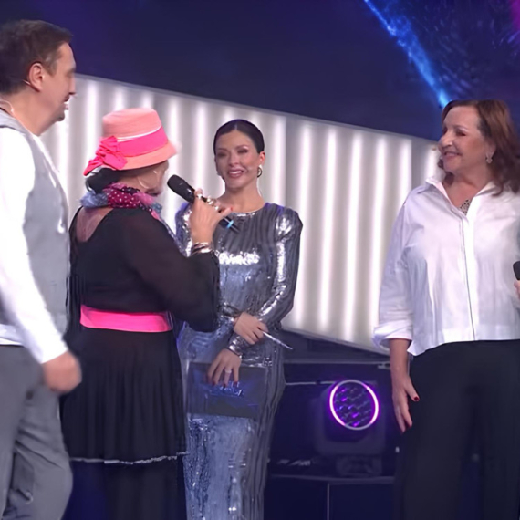 Hit večeri u "Zvezdama Granda": Legendarna pevačica UPALA U EMISIJU - kolege pale u trans (VIDEO)