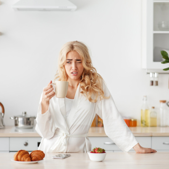 Tri jutarnje navike koje mogu da OŠTETET ŽELUDAC: Svi simptomi počinju neraspoloženjem