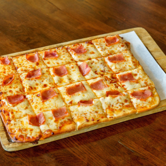 Brzinska pica od samo nekoliko sastojaka! Savršeni doručak ili večera koji ćete rado praviti (VIDEO)