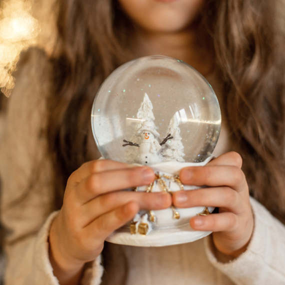 FENOMENALNA KOLEKCIJA KOJA BUDI PRAZNIČNI DUH! Ovaj čovek ima VIŠE OD 11.000 SNEŽNIH KUGLI (VIDEO)