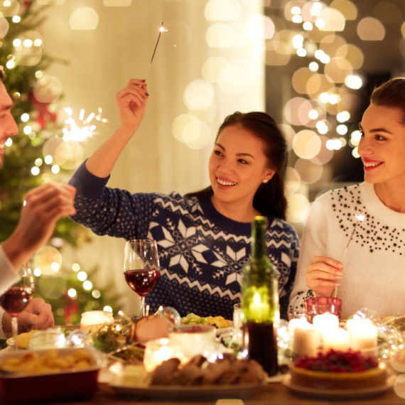 Idete na PRAZNIČNO DRUŽENJE? Evo šta NIKADA, ali baš NIKADA ne bi trebalo da kažete domaćinu