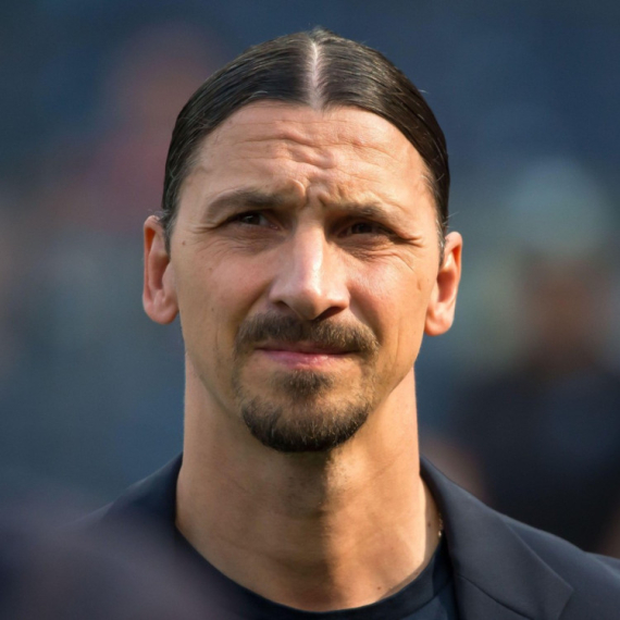 U top formi! Zlatan se SKINUO u Dubajiu i pokazao šta ume (VIDEO)