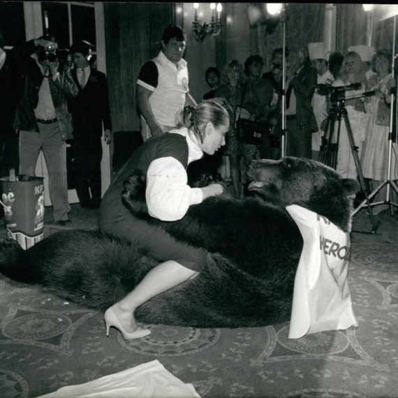 MEDVEDA odgajali KAO SINA: Živeo sa njima u kući, mazili ga, pazili i nazvali HERKULES, a onda se dogodilo nešto zbog čega je cela Škotska LILA SUZE