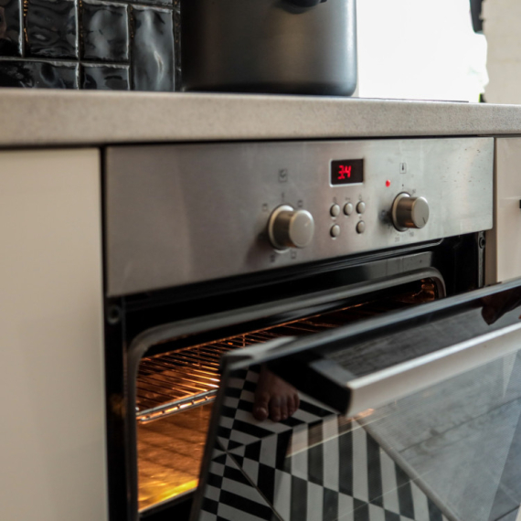 Zašto nikada ne biste smeli da ostavljate OTVORENU RERNU nakon pečenja