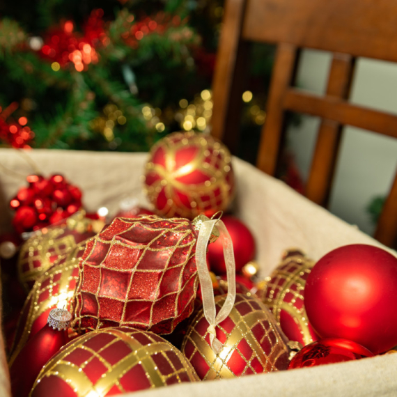 Do ovog datuma treba RASKITITI JELKU: Evo zašto je važno da to uradite!