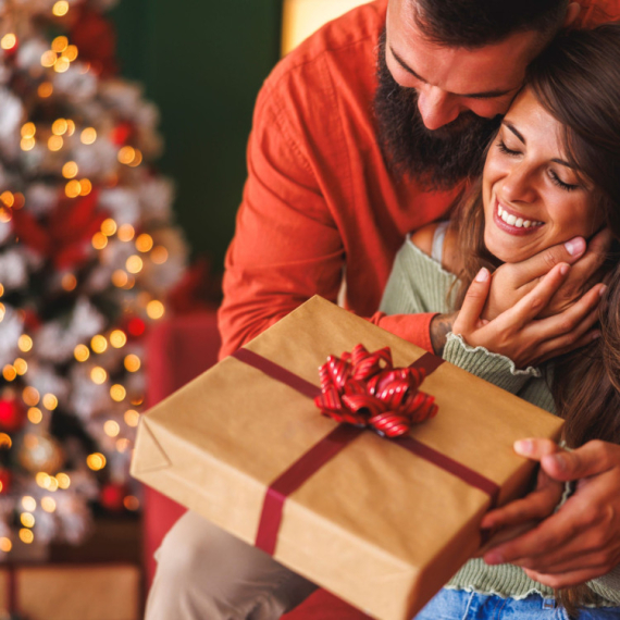 Šta njegov novogodišnji poklon zapravo govori o vašoj vezi? Psihološka analiza koja otkriva mnogo više nego što mislite (SPISAK)
