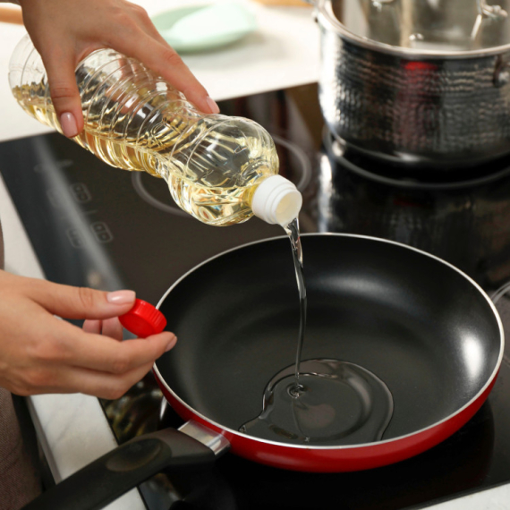 Trik za prženje koji ćete obožavati – ulje više neće prskati, a šporet ostaje čist