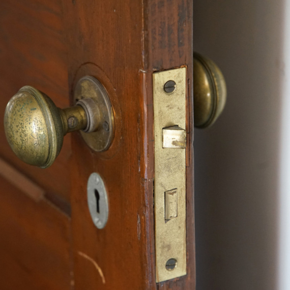 Iza obične brave krila se NEVEROVATNA PRIČA: Tokom renoviranja kuće otkrila predmet star više od 100 godina