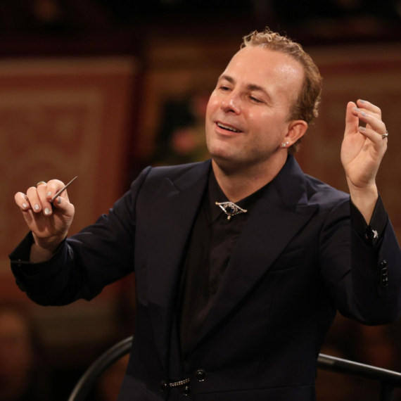 Neverovatan ŽIVOTNI PUT harizmatičnog DIRIGENTA koji je napravio SPEKTAKL U BEČU: Ne nosi crni frak, ne izlazi iz teretane, obožava mačke i SVOG MUŽA...