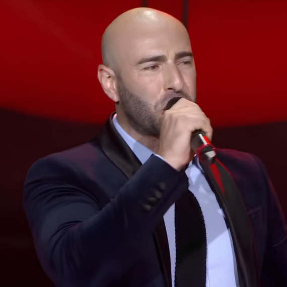 Naš pevač dobio bizaran zahtev na nastupu, kada je shvatio šta se dešava prebledeo