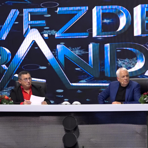 Direktor Granda u ulozi lošeg Deda Mraza: Svi na sceni ostali razočarani (VIDEO)