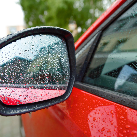 Zbogom vlažnim retrovizorima: Jednostavno rešenje koje poboljšava vidljivost po kiši