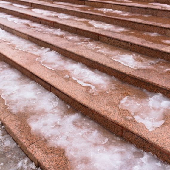 Kako momentalo otopiti led sa stepeništa?
