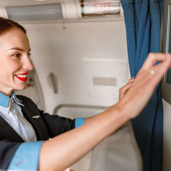 FASCINANTNO: Zašto vam stjuardese gledaju u cipele tokom ukrcavanja?