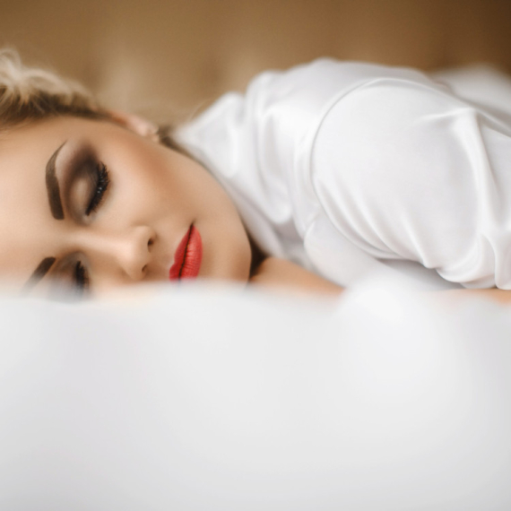 NEPOPRAVLJIVA ŠTETA! Evo ŠTA činite vašem licu ukoliko spavate sa ŠMINKOM