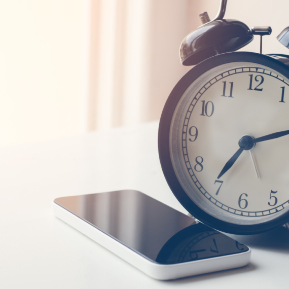 Zašto bi trebalo da izbacite telefon iz spavaće sobe i vratite se klasičnom budilniku