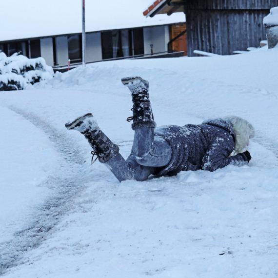 PAŽLJIVO NA POLEDICI: Mnogi prave OVU GREŠKU nakon pada, a može dovesti do mnogo TEŽE situacije