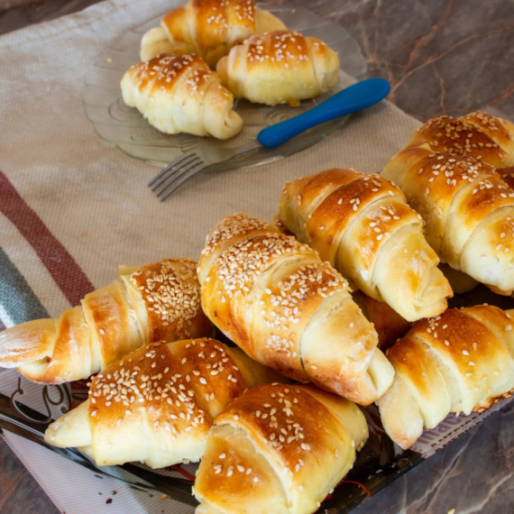 Brze i mekane kiflice sa šunkom i sirom za koje ne čekate da testo naraste: Gotove su za pola sata