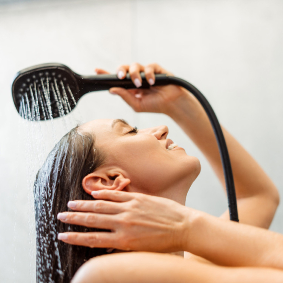 Navika koju mnogi rade tokom tuširanja dovodi do starenja kože?