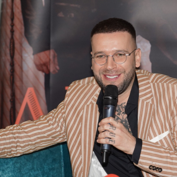 Pevač priznao da se oblači u SECOND HAND prodavnicama: "Obožavam kad platim nešto povoljno"