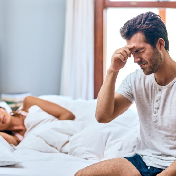 Ako je muškarac počeo OVAKO da se ponaša u krevetu, sasvim je moguće da NE VOLI više svoju ženu