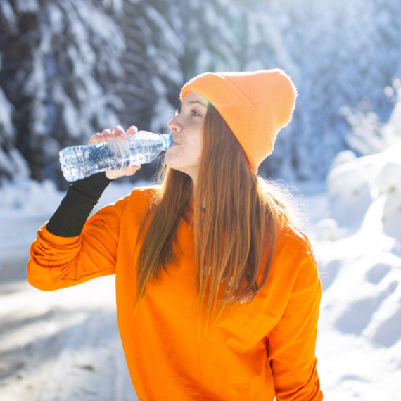 NE IGNORIŠITE VAŠE TELO! Evo kako vas ono upozorava da unosite MALO VODE