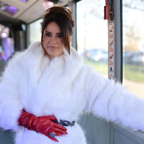 Pevačica priznala da se vozi GRADSKIM PREVOZOM - čak je ogranizovala i žurku u AUTOBUSU!