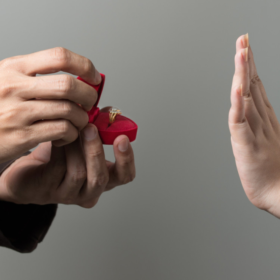 Razmislite dva puta pre nego što je pitate: Četiri razloga zbog kojih žene ODBIJAJU PROSIDBU!