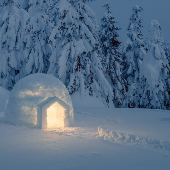 KAKVI RODITELJI! Gradili deci IGLU skoro 60 sati, a onda su tu čak jeli i picu! Ovako nešto još niste videli (VIDEO)