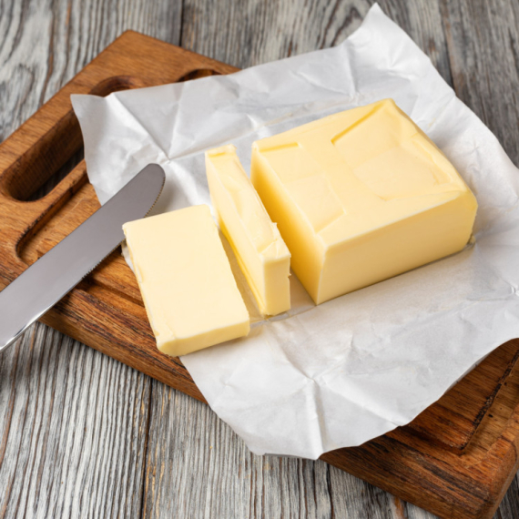 Isecite puter BEZ PRLJANJA NOŽA: Da, moguće je - ovaj trik je zaludeo milione!