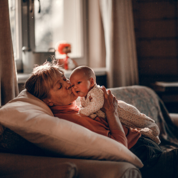 Objavila je snimak gde BRANI baki da POLJUBI UNUČE i pokrenula masovnu RASPRAVU! Nakon silnih komentara otkrila pravi RAZLOG (VIDEO)