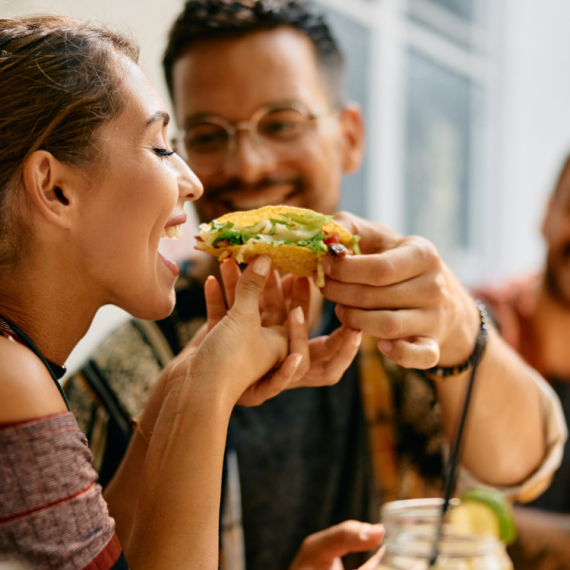 Četiri horoskopska znaka koji često znaju da preteraju sa hranom i pićem
