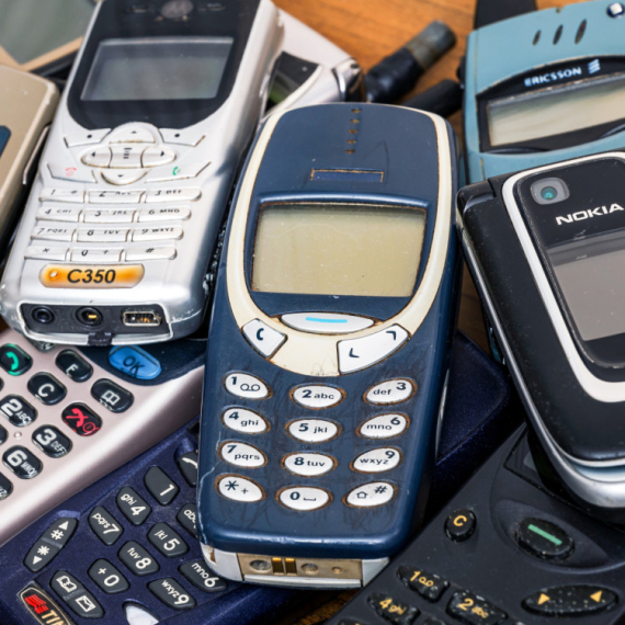 Poručio je mobilne telefone od prodavca, a nakon 16 godina se desilo nešto NEOČEKIVANO! Ljudi ne mogu da se načude ovom snimku (VIDEO)