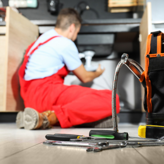 Jednu stvar  nikako ne smete da SIPATE U SUDOPERU: Ovo svi radimo svakodnevno, a uništava cevi