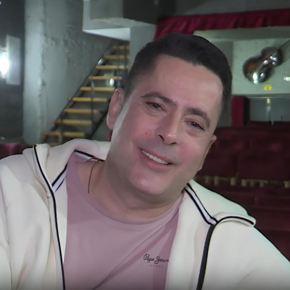 Glumac se u sred intervjua setio da mu je godišnjica braka: "Ljubavi, srećna ti godišnjica... Četvrt veka, brate mili..." (VIDEO)