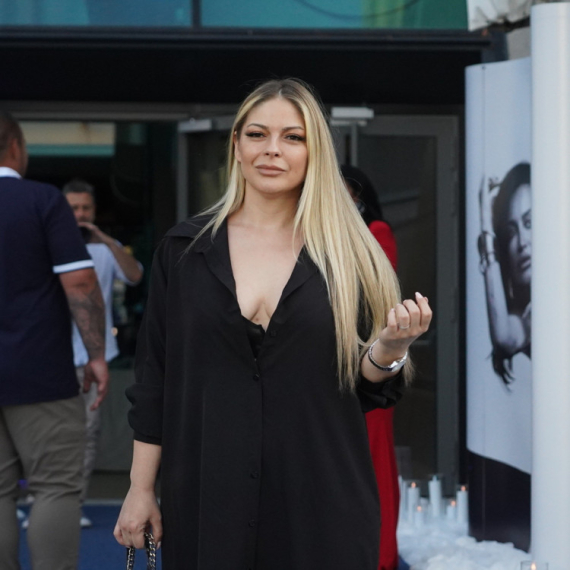 Vanja Mijatović ponela FIKSNI TELEFON na nastup: Mama me ZOVE...