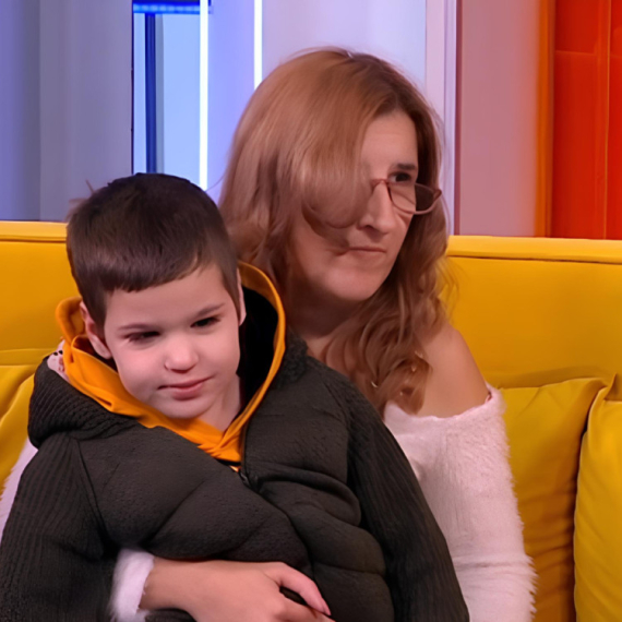 Pomozite Srđanu da PROHODA! Kao prevremeno rođena beba suočen je sa mnogim zdravstvenim borbama, dijagnozama i operacijama, ali NADA POSTOJI