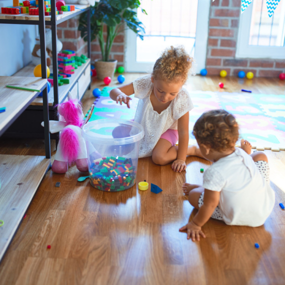 Deca su maltretirala devojčicu (2) u igraonici, a onda se umešala njena MAMA - evo KAKO im se osvetila (VIDEO)