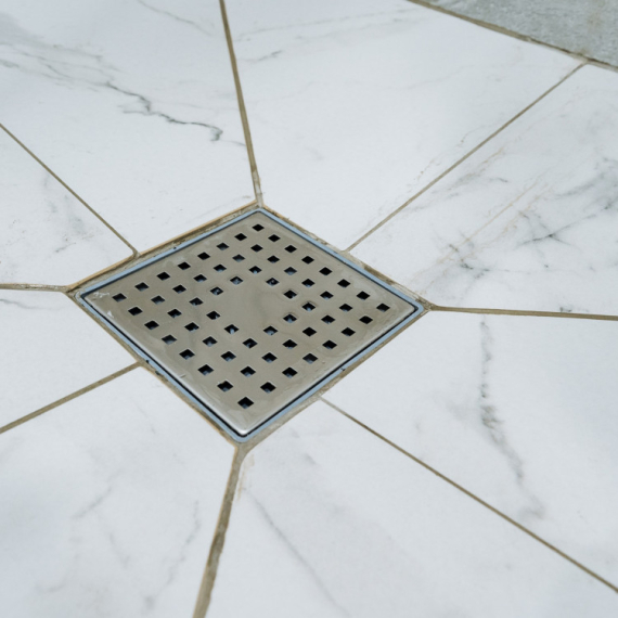 Ljudi masovno postavljaju aluminijumsku foliju na REŠETKU U KUPATILU: Kad saznate razlog, i vi ćete uraditi isto