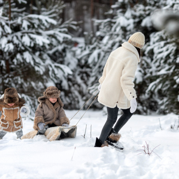 Podiže troje dece u najhladnijem gradu na svetu, a ovako izgleda njen dan na -64°C (VIDEO)