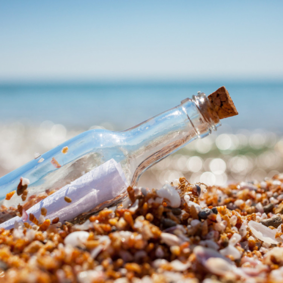 Čistila je plažu i našla PORUKU U BOCI, ali kada je videla ŠTA JE JOŠ UNUTRA - počela je da VRIŠTI (VIDEO)