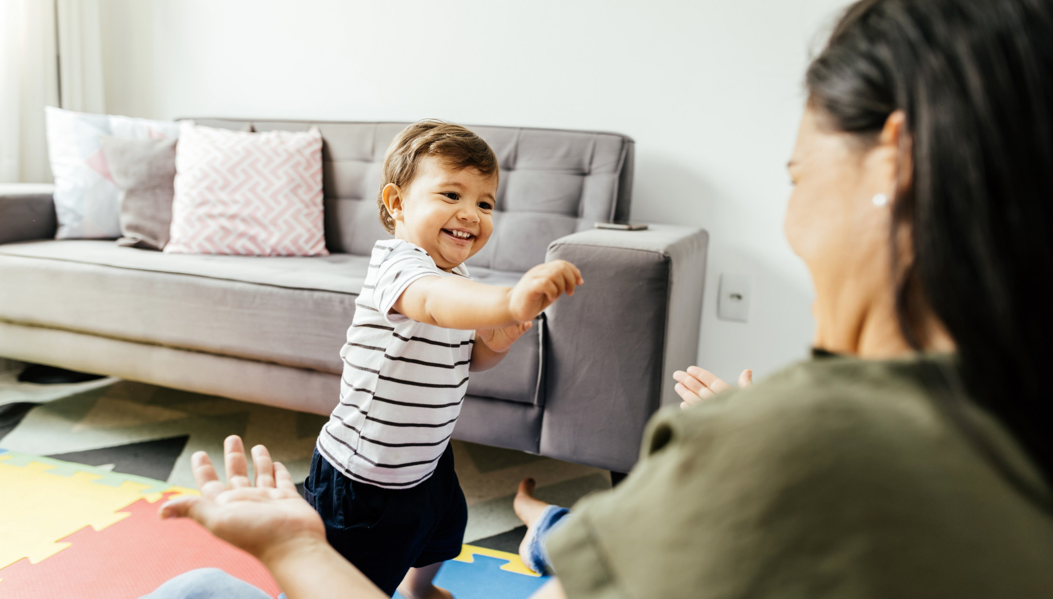 U jednom momentu vas gledaju čežnjivo, u drugom vas ODALAME TANJIROM - snimci nestašnih mališana će vas nasmejati do suza (VIDEO)