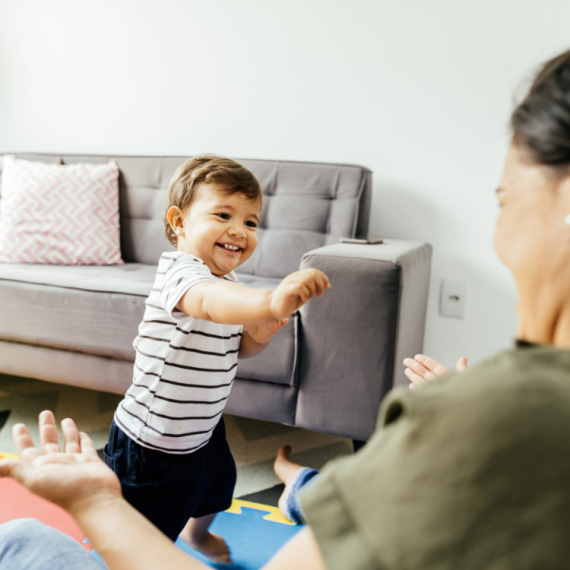 U jednom momentu vas gledaju čežnjivo, u drugom vas ODALAME TANJIROM - snimci nestašnih mališana će vas nasmejati do suza (VIDEO)