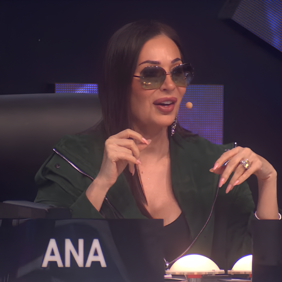 Do sada neviđena scena u "Zvezdama Granda": Takmičarka podigla NOGU NA STO ispred Cece i napravila haos (VIDEO)