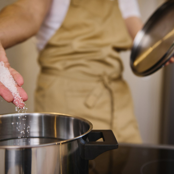 Najčešći kuhinjski "kiks": Prestanite da stavljate so u hladnu vodu dok kuvate