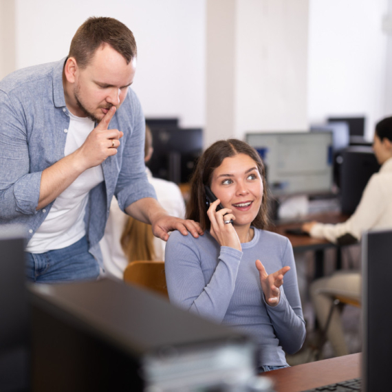 NIJE UVEK STVAR NEKULTURE! Ovo je 5 razloga zbog kojih neki ljudi PRIČAJU GLASNO