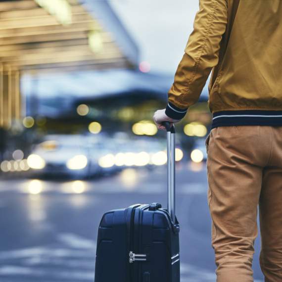 Muškarac postao viralan zbog neobičnog načina pakovanja kofera (VIDEO)