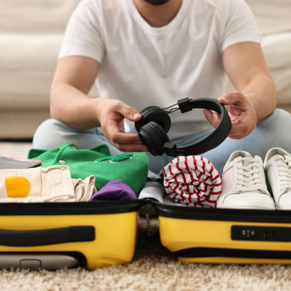 Muškarac postao viralan zbog načina na koji pakuje KOFER: Pljušte komentari na društvenim mrežama (VIDEO)