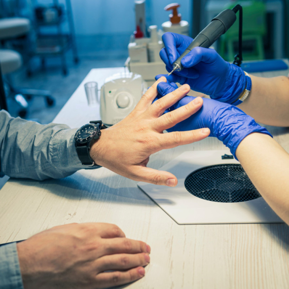 Muškarac stavio VEŠTAČKE NOKTE, pa se POKAJAO: "I posle kažu da je ženama lako" (VIDEO)