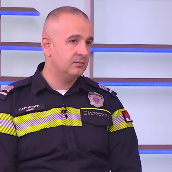 NE VOLI DA GA NAZIVAJU HEROJEM, ALI ZA MNOGE TO JESTE! Policajac za 26 minuta prevezao srce iz NS u BG i tako spasio jedan život